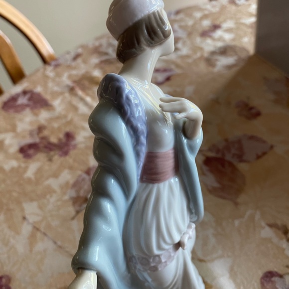 RETIRED 1998 ‘THE FLIRT LLADRO’ PORCELAIN FIGURINE- Item#01005789 - Picture 4 of 14